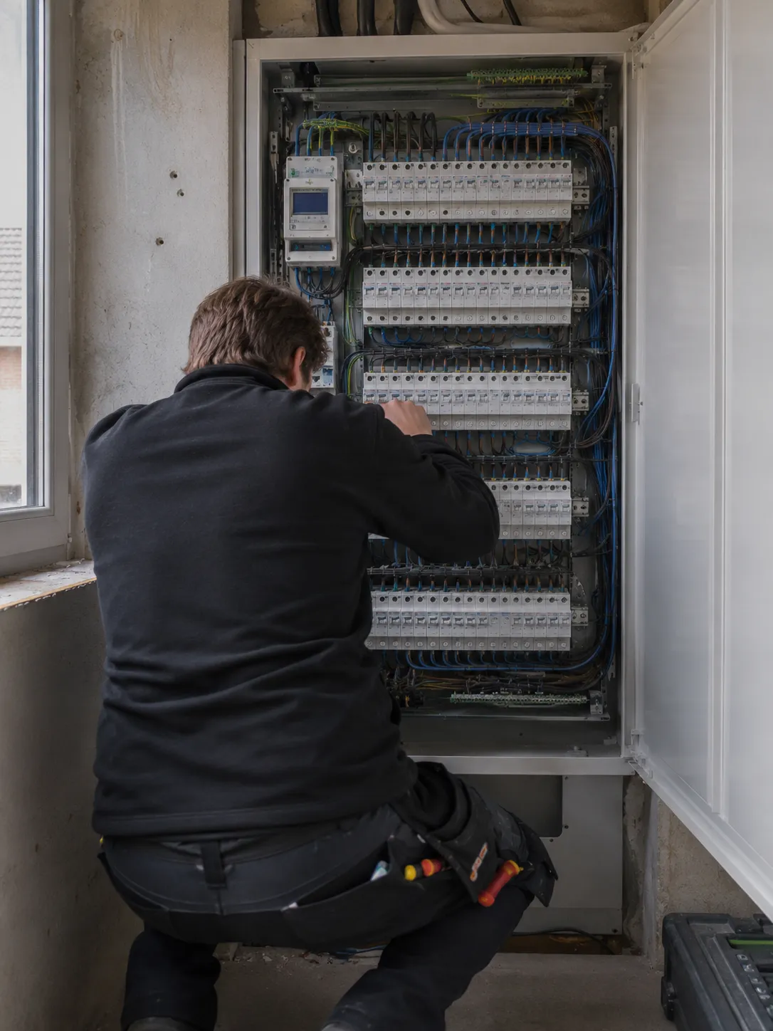 Elektriker arbeitet am Schaltschrank