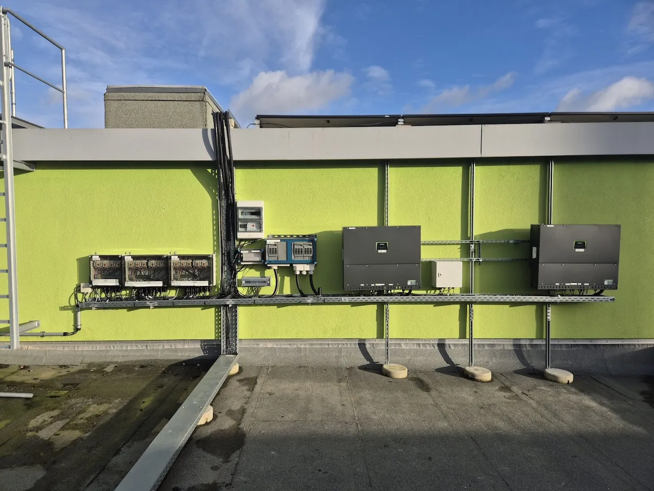 Mehrfamilienhaus mit Photovoltaikanlage auf dem Dach