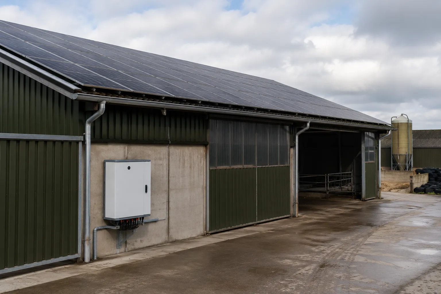 Photovoltaik-Anlage auf landwirtschaftlichem Scheunendach mit Wechselrichter für Eigenverbrauch