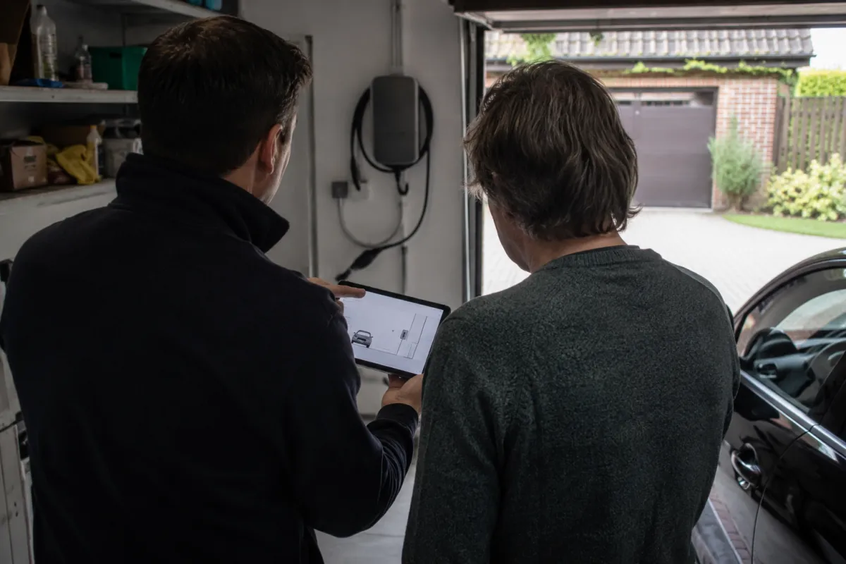 Persönliche Wallbox-Beratung am Esstisch mit Grundriss auf dem Tablet durch Zweering Elektrotechnik